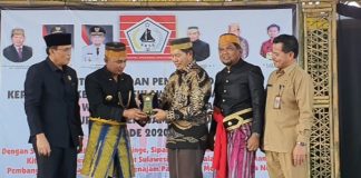 Ketum KKSS Muchlis Patahna (tiga kanan) menerima cendramata dari Bupati PPU Abdul Gafur Masud, seusai pelantikan KKSS PPU di Penajam.