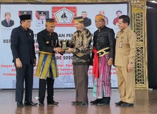 Ketum KKSS Muchlis Patahna (tiga kanan) menerima cendramata dari Bupati PPU Abdul Gafur Masud, seusai pelantikan KKSS PPU di Penajam.